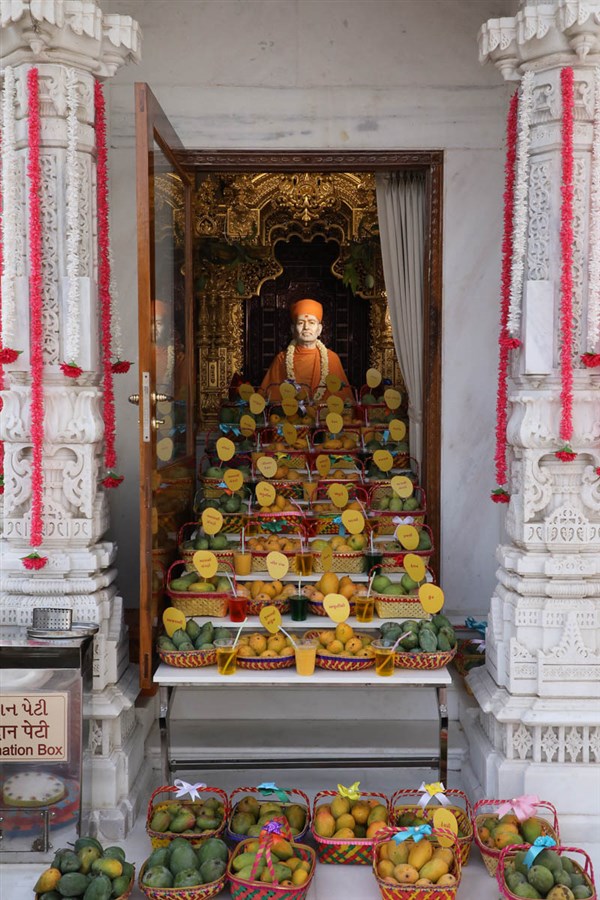 Annakut of mangoes offered to Brahmaswarup Shastriji Maharaj