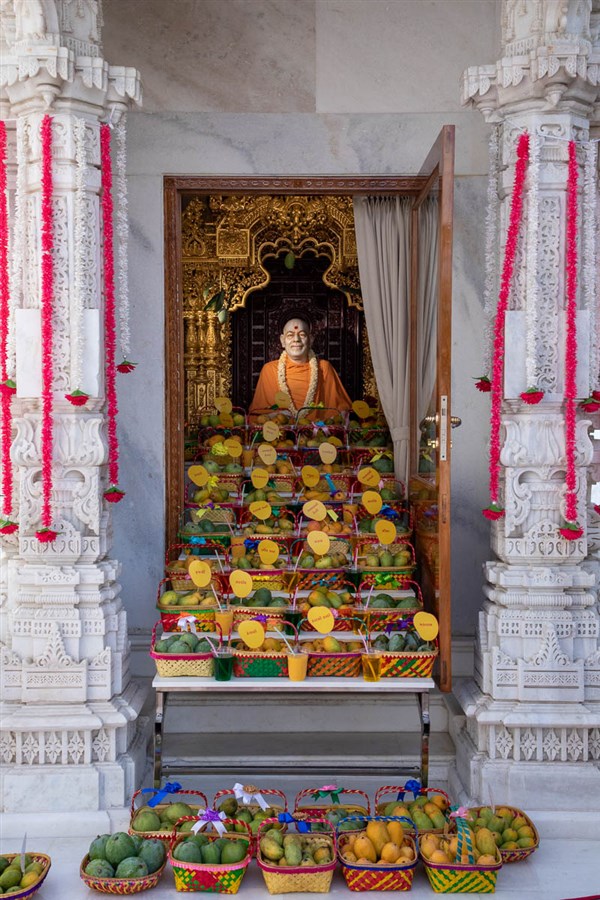 Annakut of mangoes offered to Brahmaswarup Yogiji Maharaj