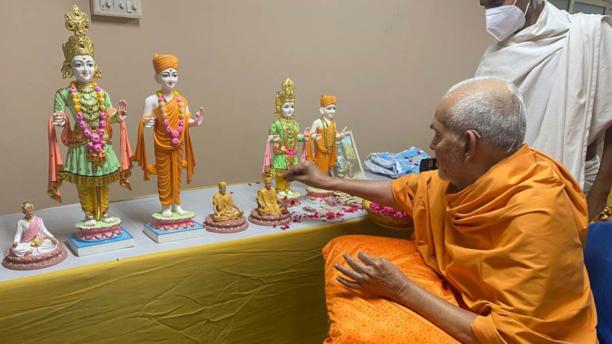 Param Pujya Mahant Swami Maharaj sanctifies murtis