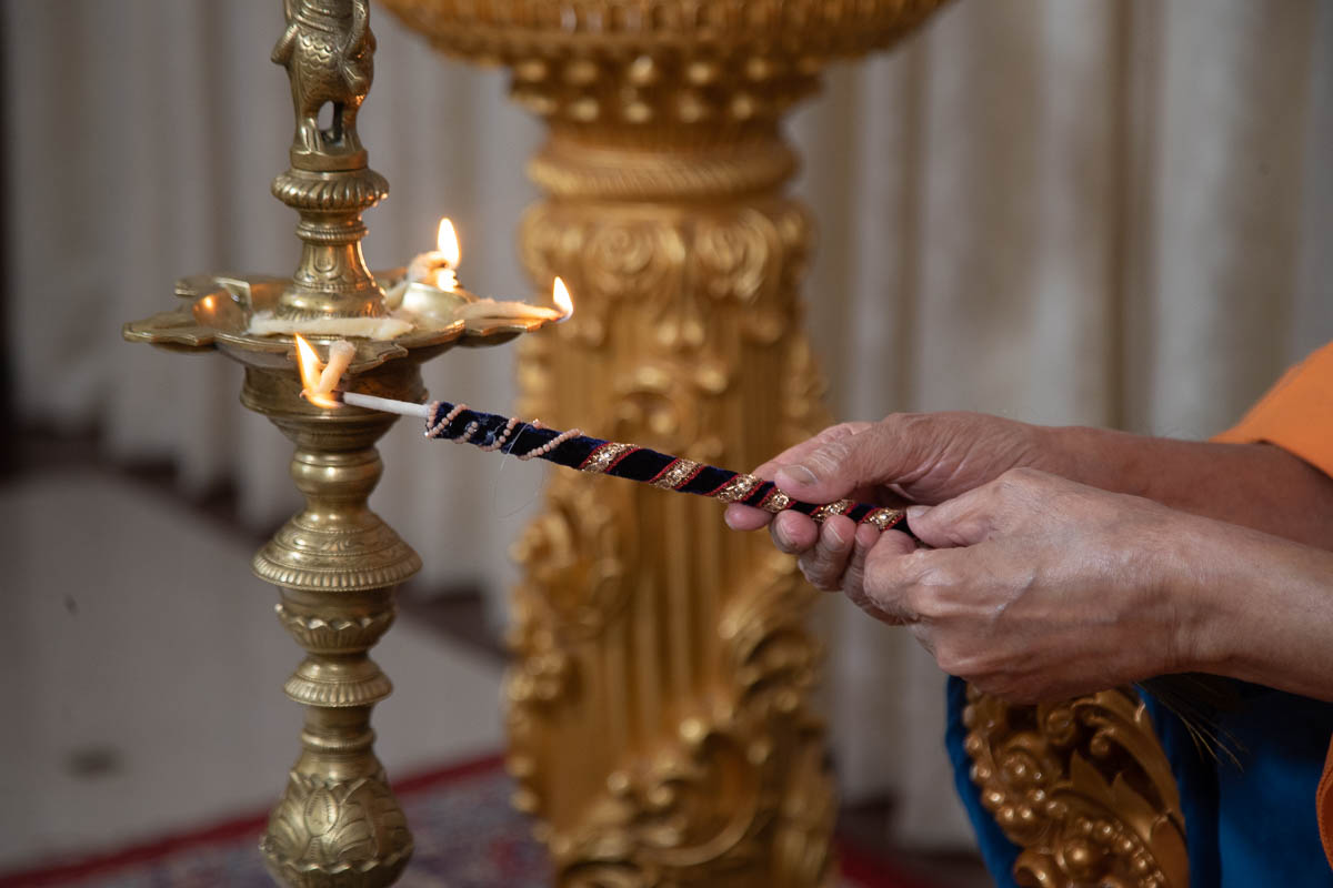 Swamishri lights the inaugural lamp