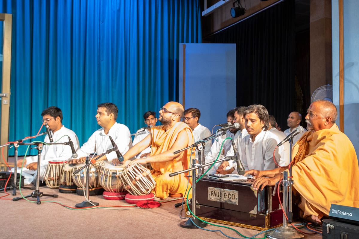 Sadhus and youths sing kirtans in Swamishri's daily puja
