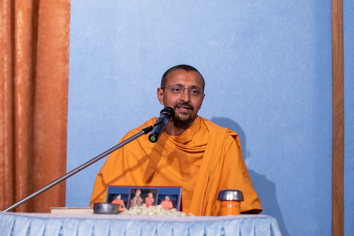 Vivekmuni Swami addresses the evening satsang assembly