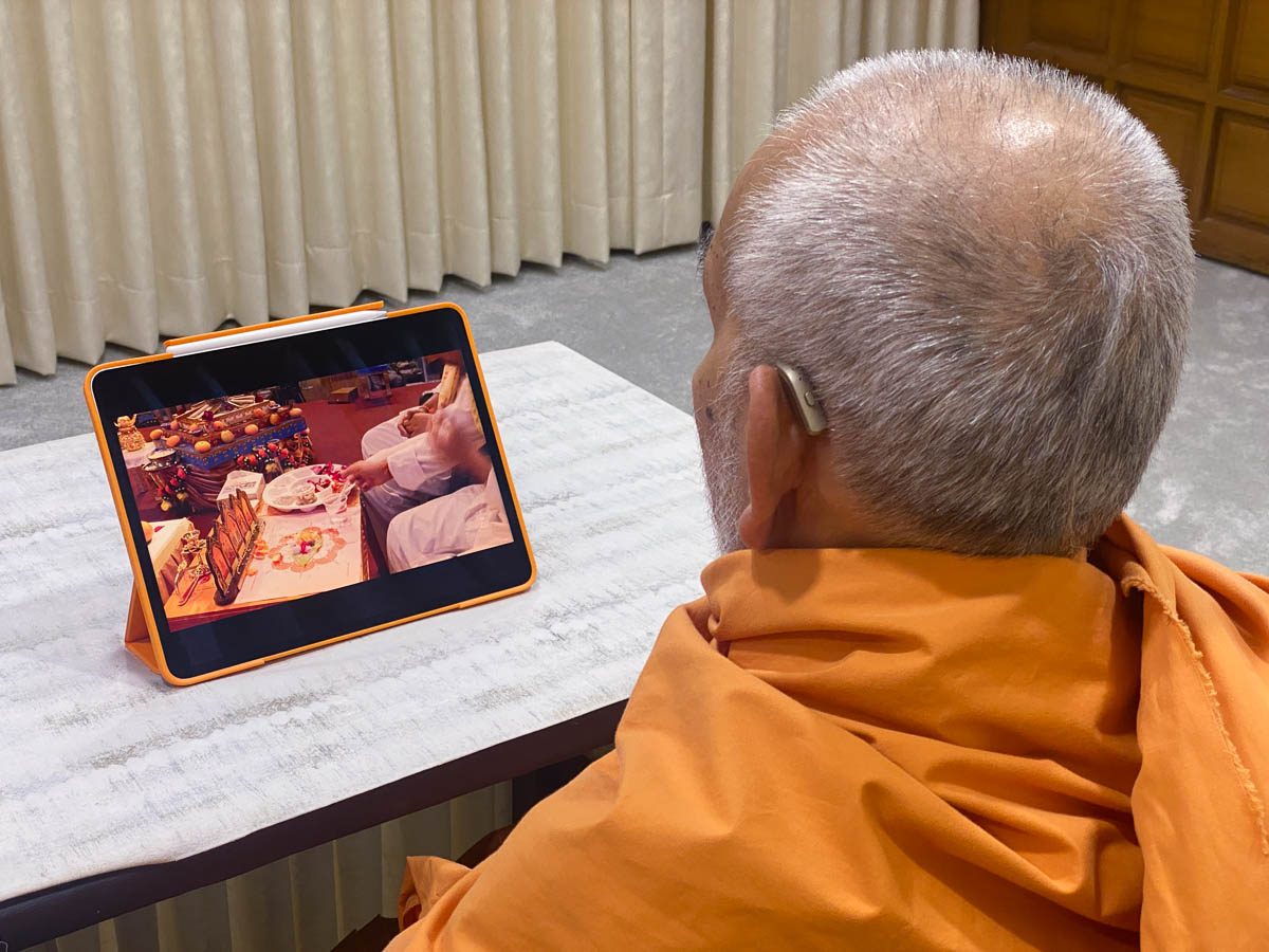 Swamishri watches the yagna rituals in London commemorating Pramukh Swami Maharaj's Centenary