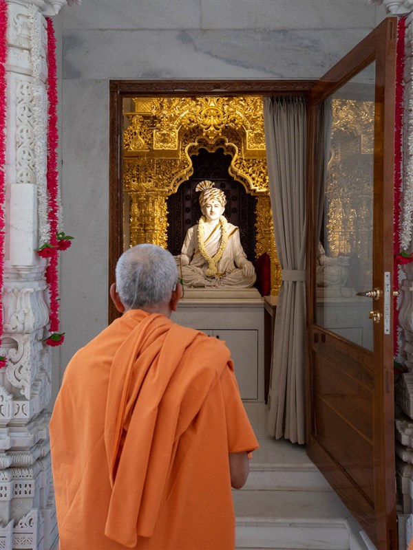 Swamishri engrossed in darshan of Brahmaswarup Bhagatji Maharaj