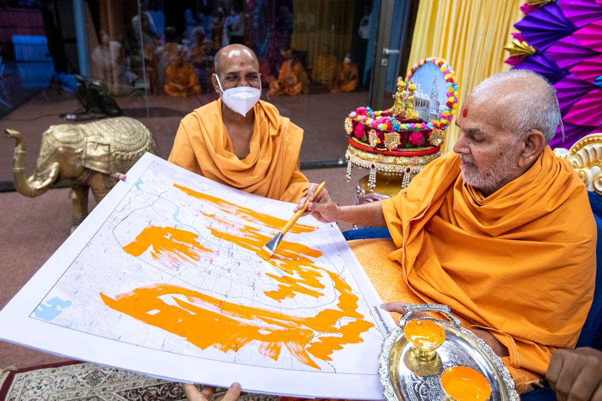 Swamishri paints on a map of Ahmedabad