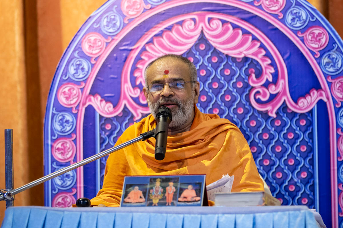 Yoginandan Swami addresses the evening satsang assembly