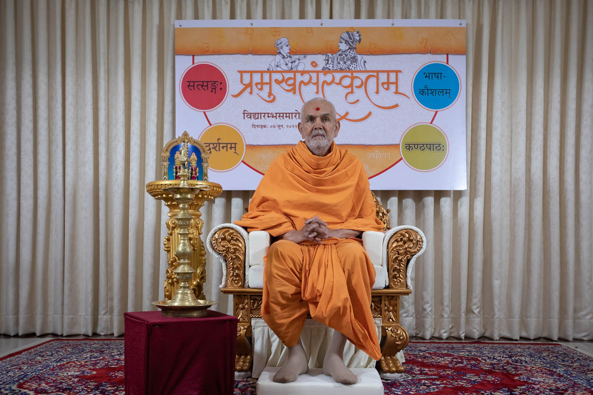 Swamishri during the inaugural assembly of the Pramukh Sanskrutam course, Sarangpur, via video conference