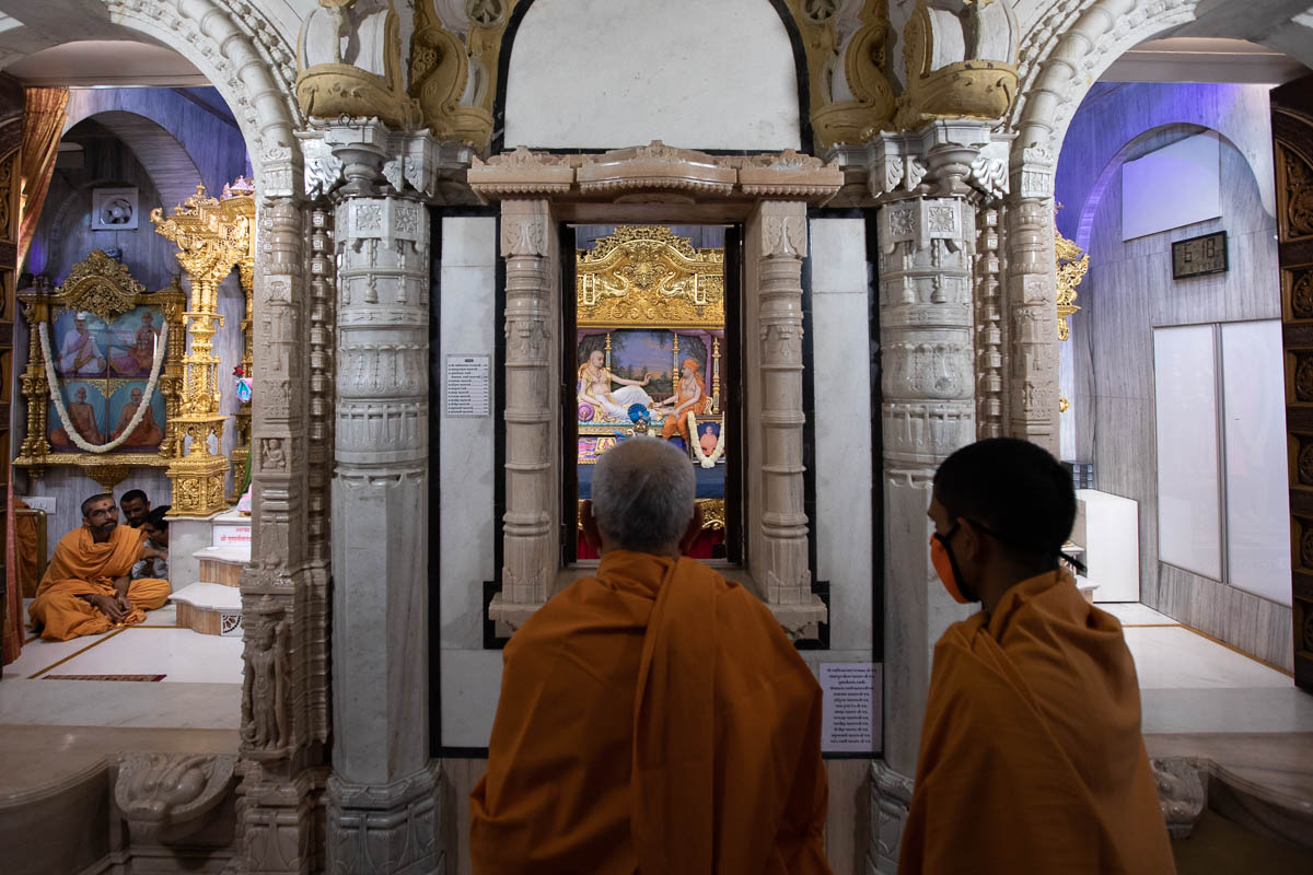 Swamishri engrossed in darshan of Shri Sukhshaiya