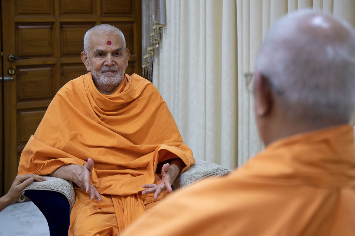 Swamishri in conversation with Pujya Doctor Swami