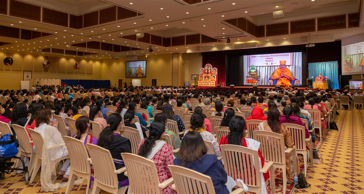 His Holiness Mahant Swami Maharaj joins the assembly via live webcast from Ahmedabad, India
