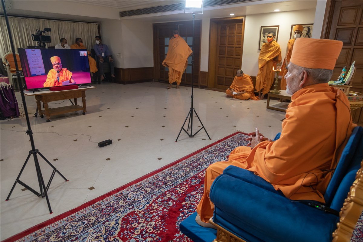 His Holiness Mahant Swami Maharaj joins the assembly via live webcast from Ahmedabad, India