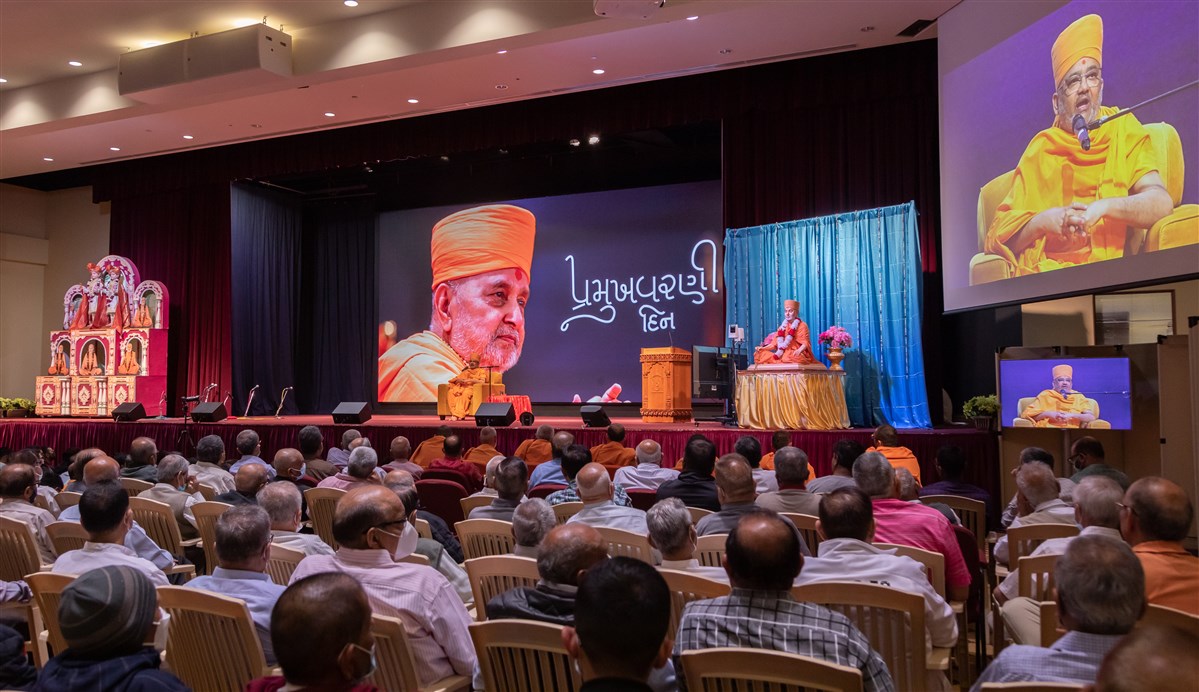 Pujya Bhadreshdas Swami addresses the assembly
