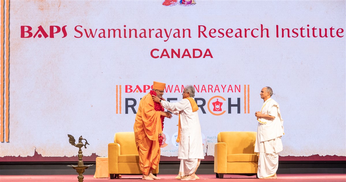 Pandit Roopnauth Sharma, President of the Hindu Federation honors Mahamahopadhyay Pujya Bhadreshdas Swami with a garland