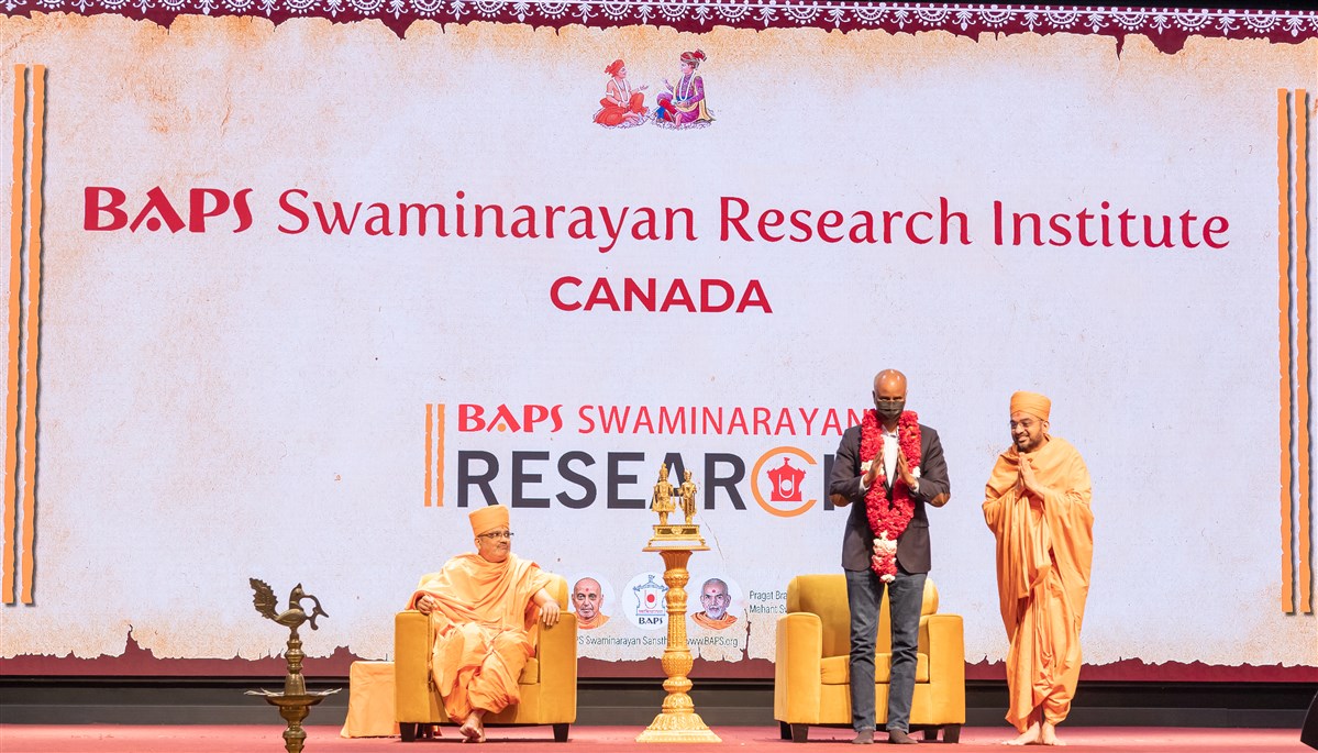 Pujya Gunsagar Swami, Head of the BAPS Shri Swaminarayan Mandir, Toronto welcomes Hon. Ahmed Hussen, Minister of Housing and Diversity and Inclusion