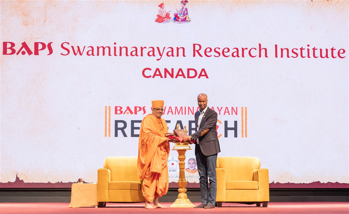 Pujya Bhadreshdas Swami gifts Swaminarayan Bhashyam to Hon. Ahmed Hussen, Minister of Housing and Diversity and Inclusion, to be made available to all Canadians to appreciate for generations to come