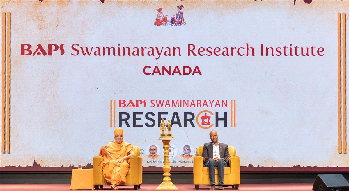 Mahamahopadhyay Pujya Bhadreshdas Swami and Hon. Ahmed Hussen, Minister of Housing and Diversity and Inclusion in the inaugural assembly