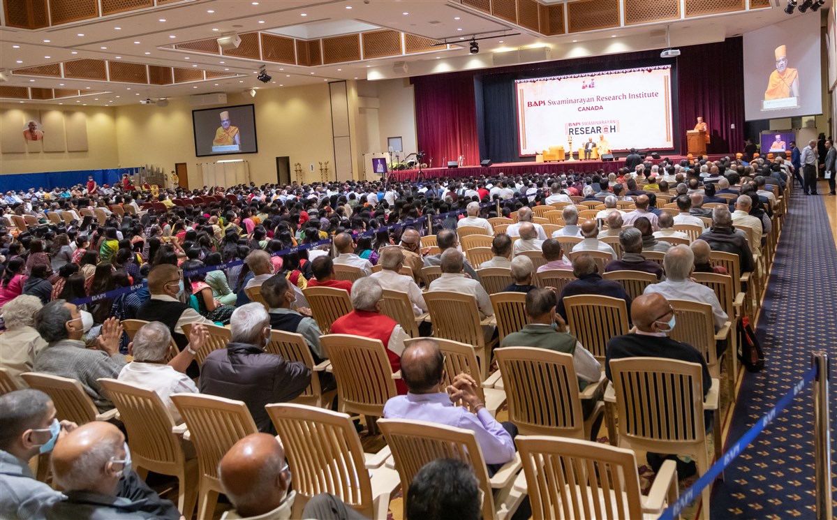 Dignitaries, guests, devotees and well-wishers listen to the keynote speech of Pujya Bhadreshdas Swami