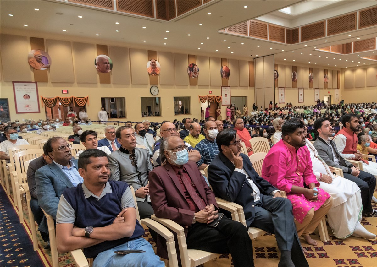 Dignitaries, guests, devotees and well-wishers listen to the keynote speech of Pujya Bhadreshdas Swami