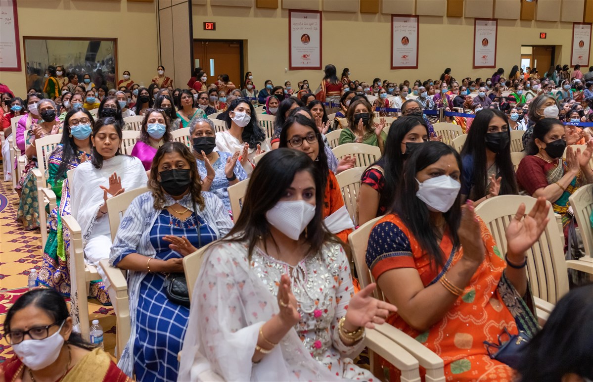 Guests and well-wishers applauding the inauguration of the BAPS Swaminarayan Research Institute