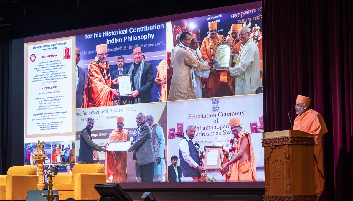 Pujya Mangalnidhidas Swami introduces Mahamahopadhyay Bhadreshdas Swami, explaining his role as the scholarly exponent of Akshar Purushottam Darshan, in line with the acharyas of the other schools of Vedanta