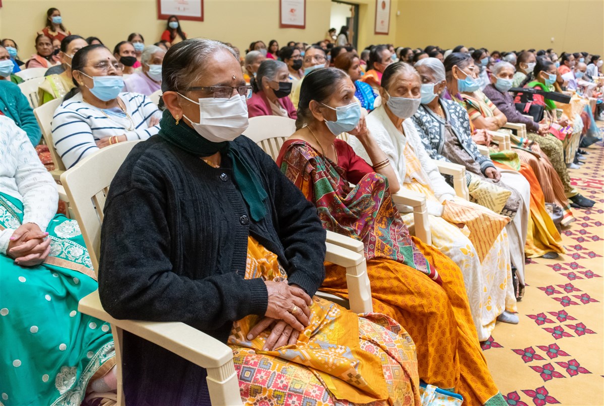 Dignitaries, guests, devotees and well-wishers listen to the keynote speech of Pujya Bhadreshdas Swami