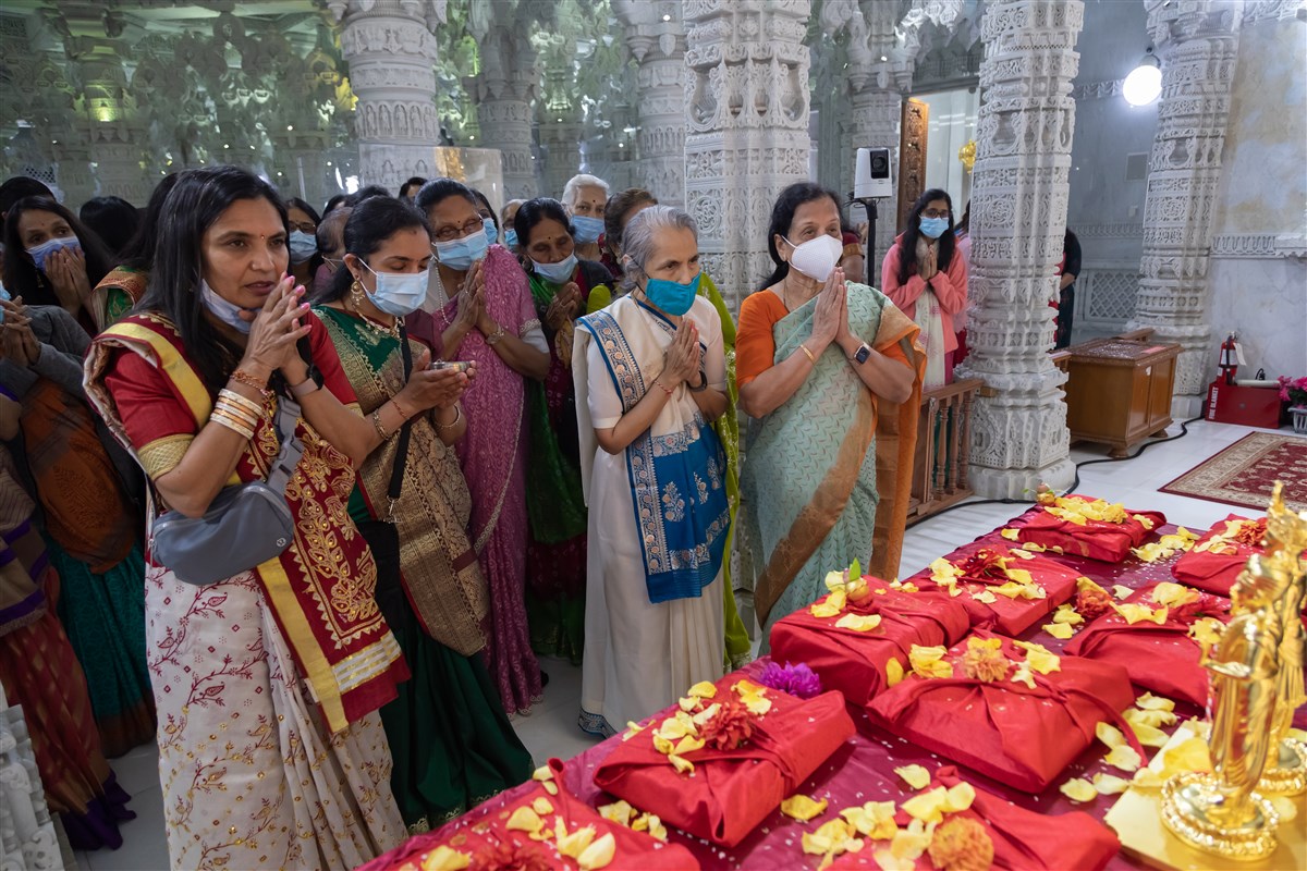 Devotees doing darshan
