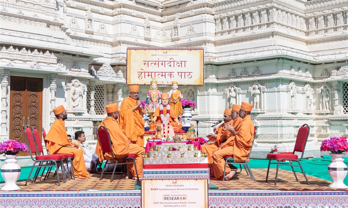 Pujya Bhadreshdas Swami sings Sanskrit verses during the Satsang Diksha Homatmak Path