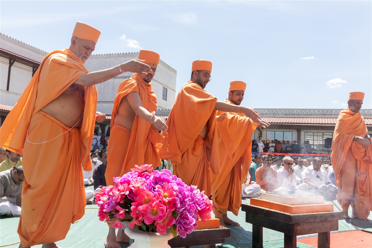 Pujya Swamis participate in the Satsang Diksha Homatmak Path