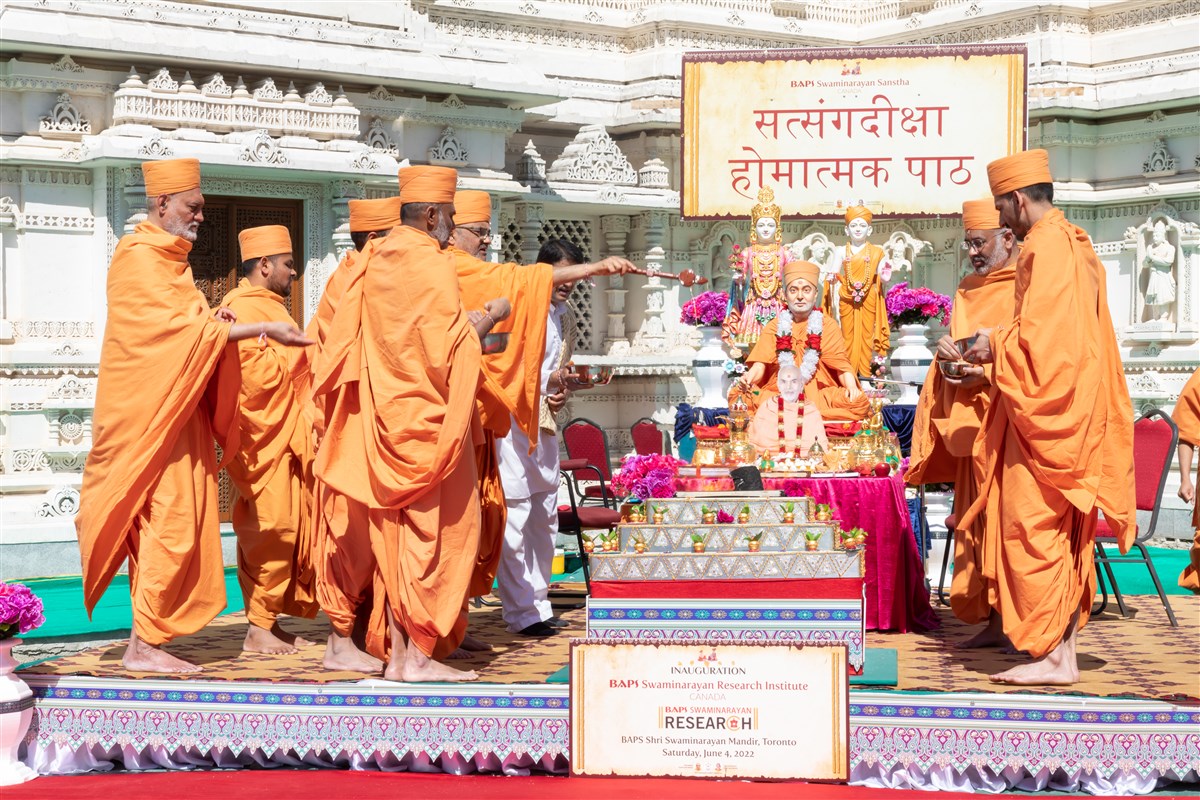 Pujya Swamis participate in the Satsang Diksha Homatmak Path