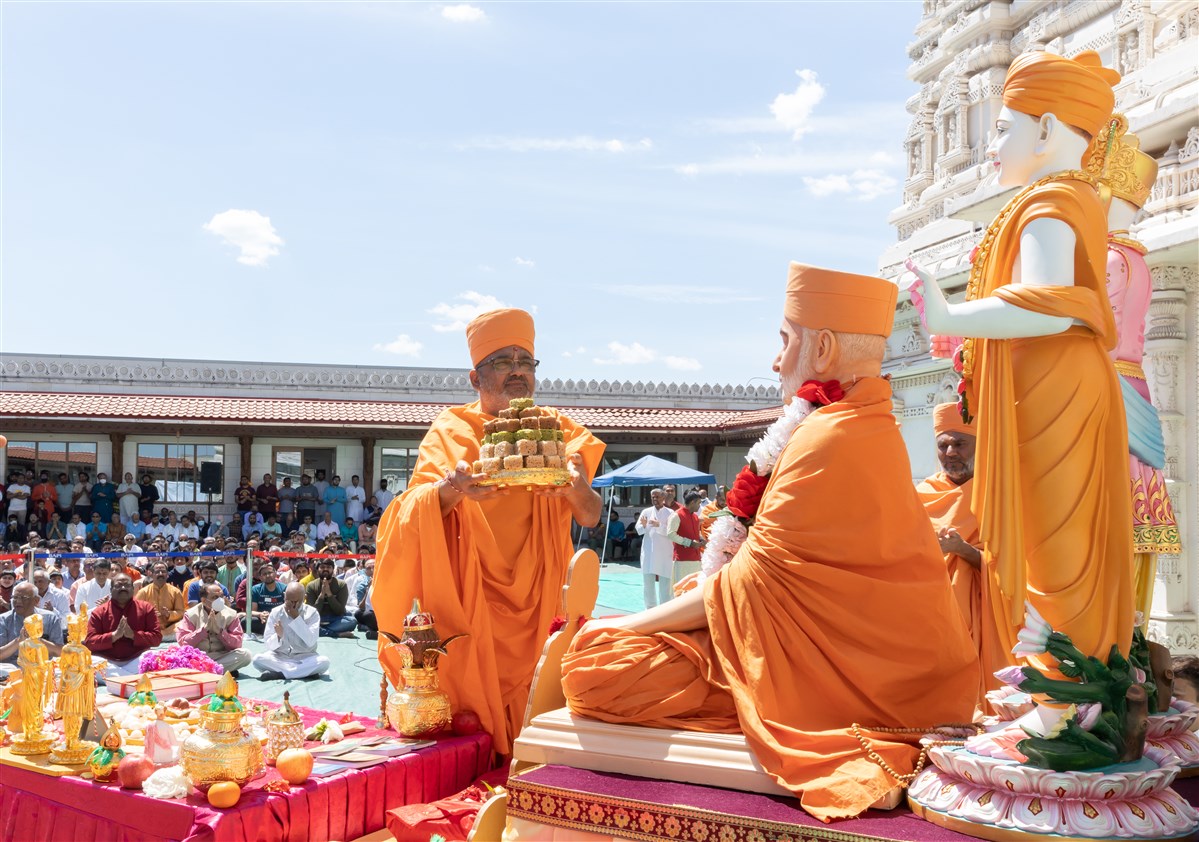 Pujya Bhadreshdas Swami offers thal during the Satsang Diksha Homatmak Path