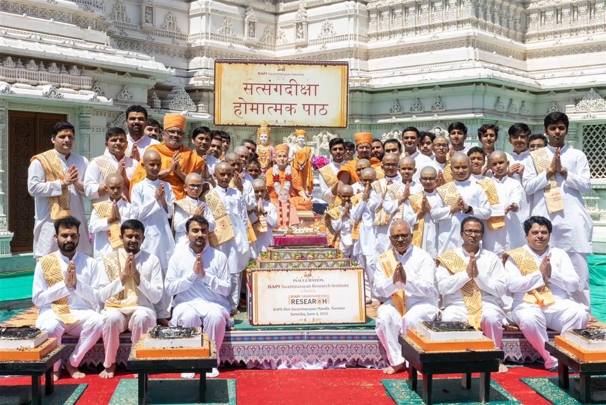 Devotees who had memorized the verses of the Satsang Diksha scripture