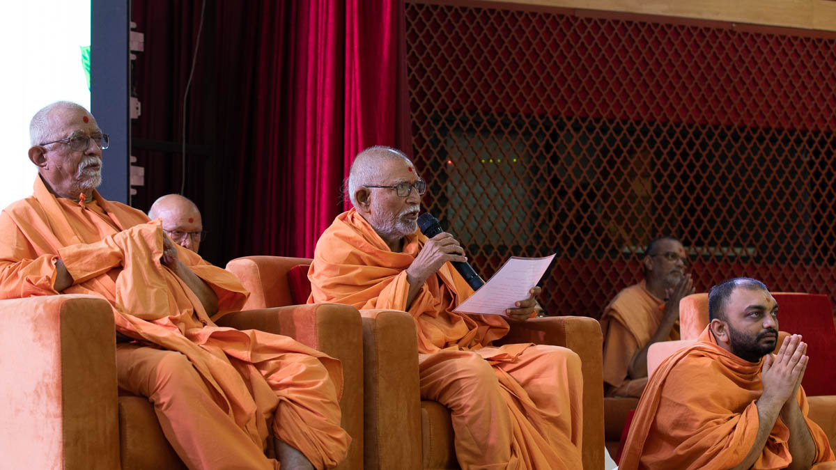 Pujya Kothari Swami leads everyone in reciting the sadhana mantra and daily prayer in Swamishri's puja