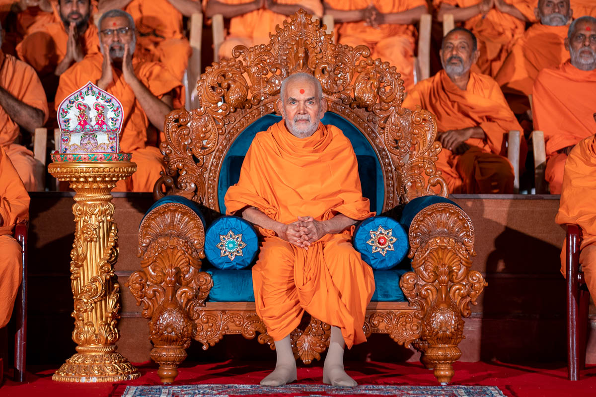 Swamishri during the group photo session