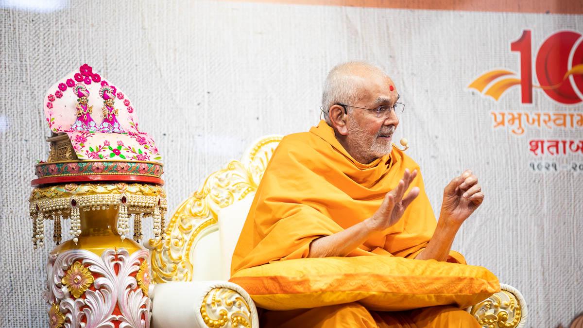 Swamishri blesses the sant shibir