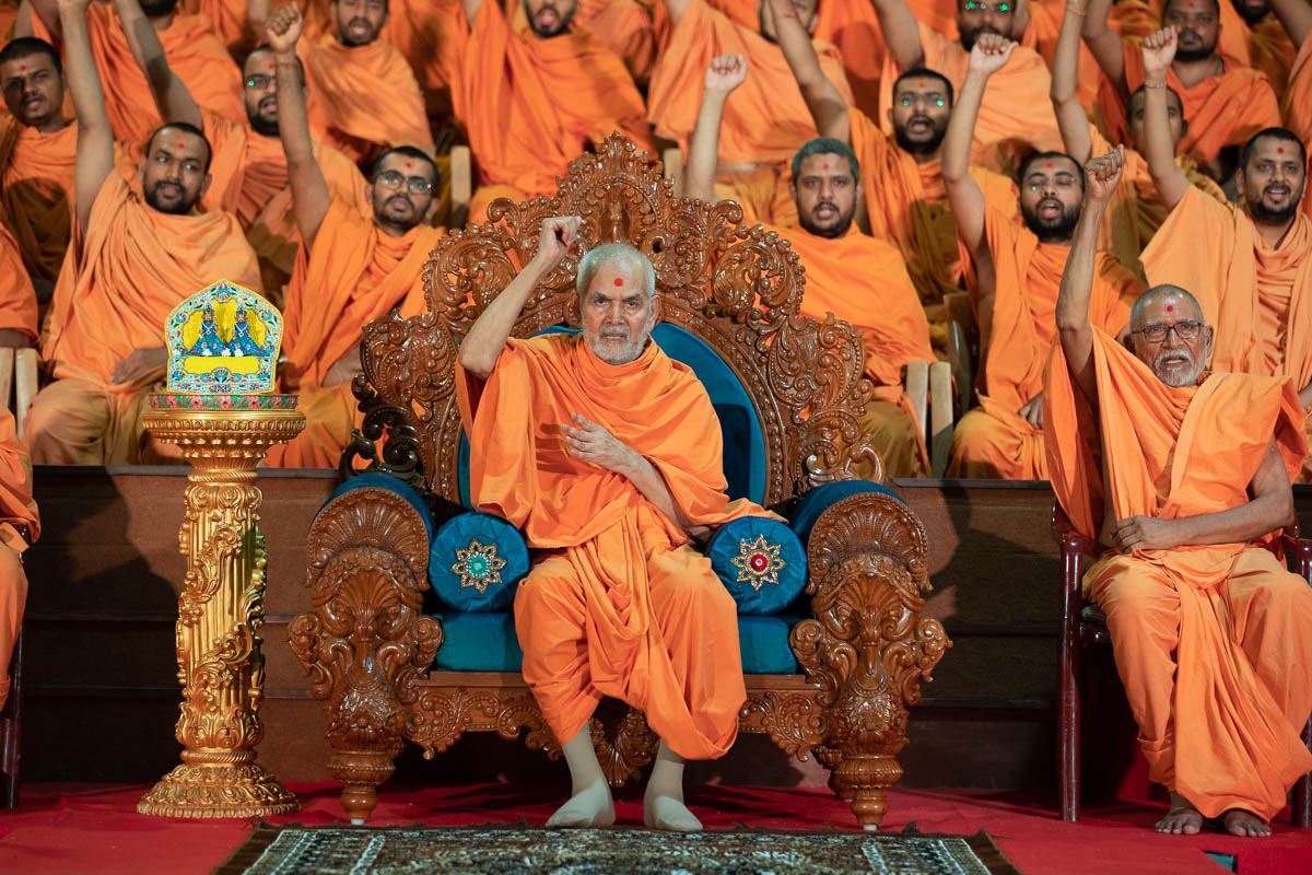 Swamishri, Pujya Bhaktipriya Swami (Kothari Swami) and sadhus hail 'Pramukh Swami Maharaj Shatabdi Mahotsav ni jai'