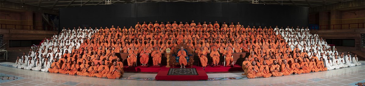 Swamishri and sadhus during the group photo session