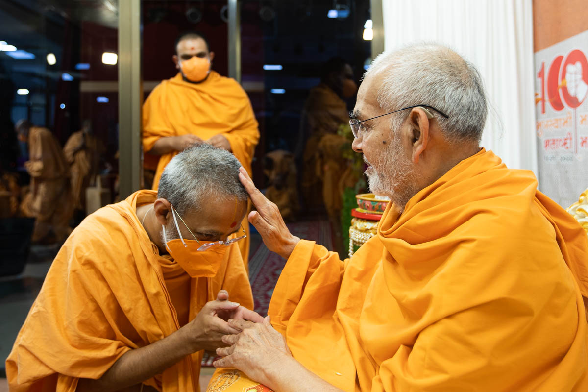 Swamishri blesses Priyavrat Swami