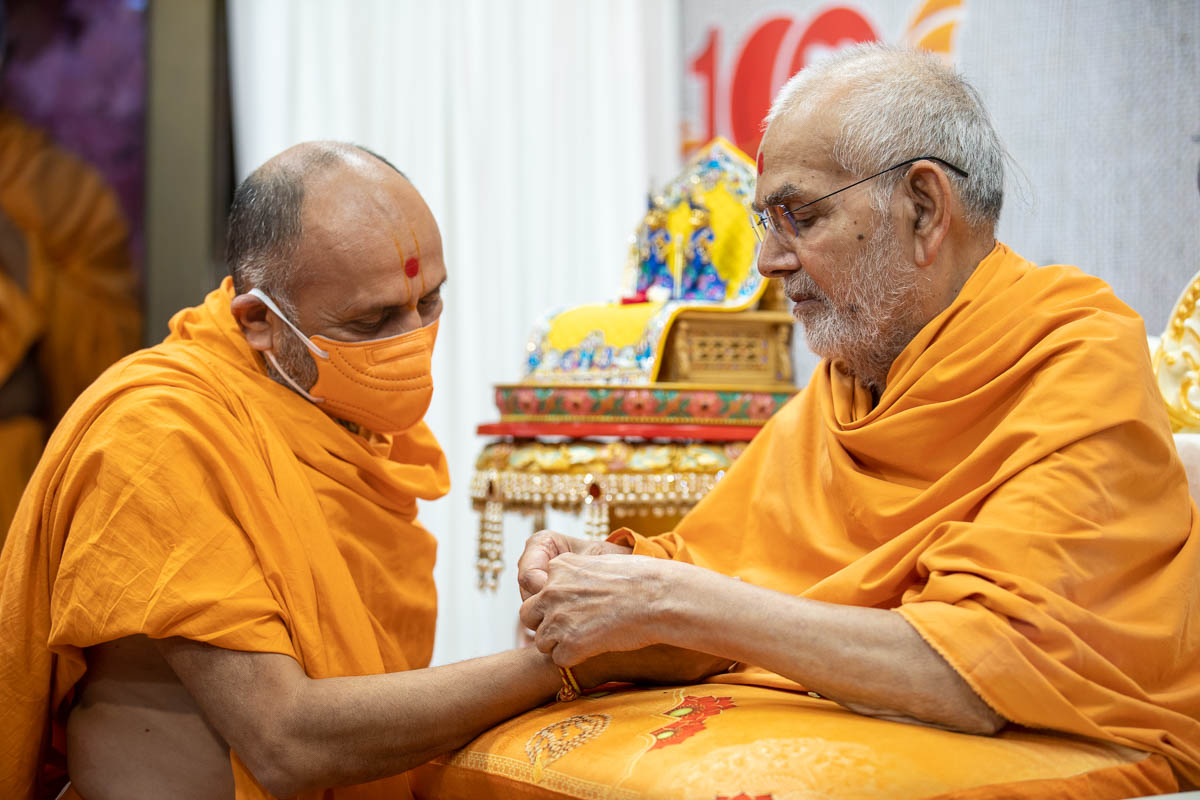 Swamishri ties  a nadachhadi to Narayancharan Swami
