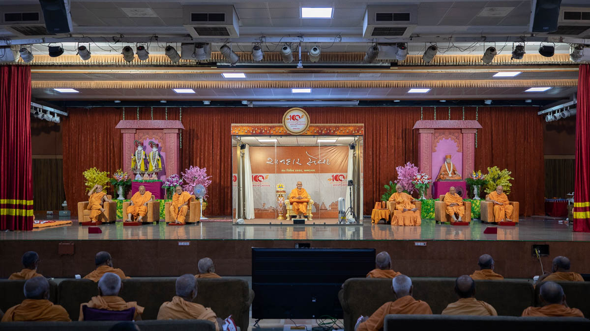Swamishri and senior sadhus on the stage during the sant shibir in the morning