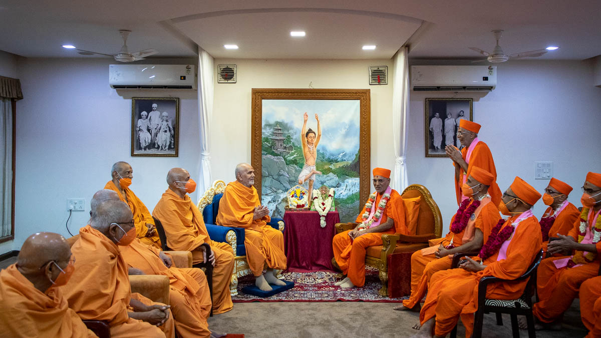 Acharya Shree Jitendriyapriyadasji Swamiji Maharaj and sadhus meet Swamishri
