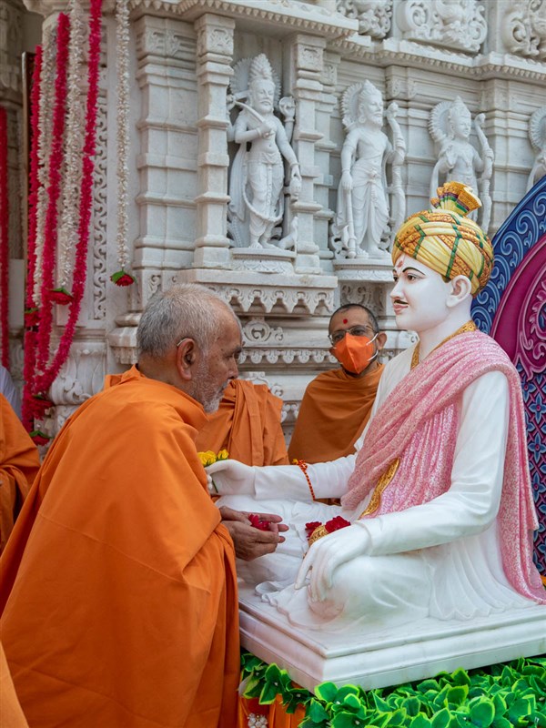 Swamishri performs pujan of Brahmaswarup Bhagatji Maharaj