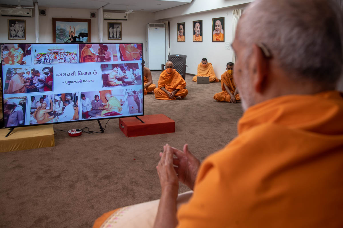 Swamishri observes a video presentation of Bal Vyasan Mukti Abhiyan and Balika Prakruti Samvardhan Abhiyan