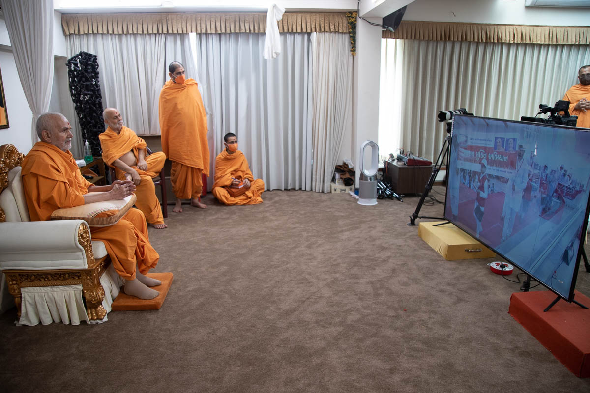 Swamishri and Pujya Viveksagar Swami observe a video presentation