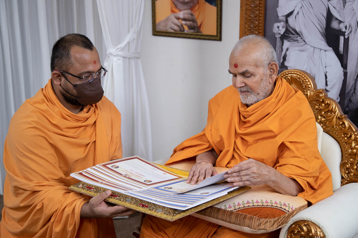 Swamishri sanctifies certificates