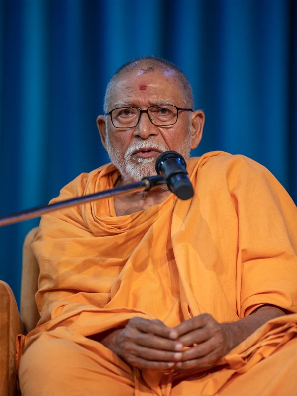 Pujya Bhaktipriya Swami (Kothari Swami) addresses the assembly