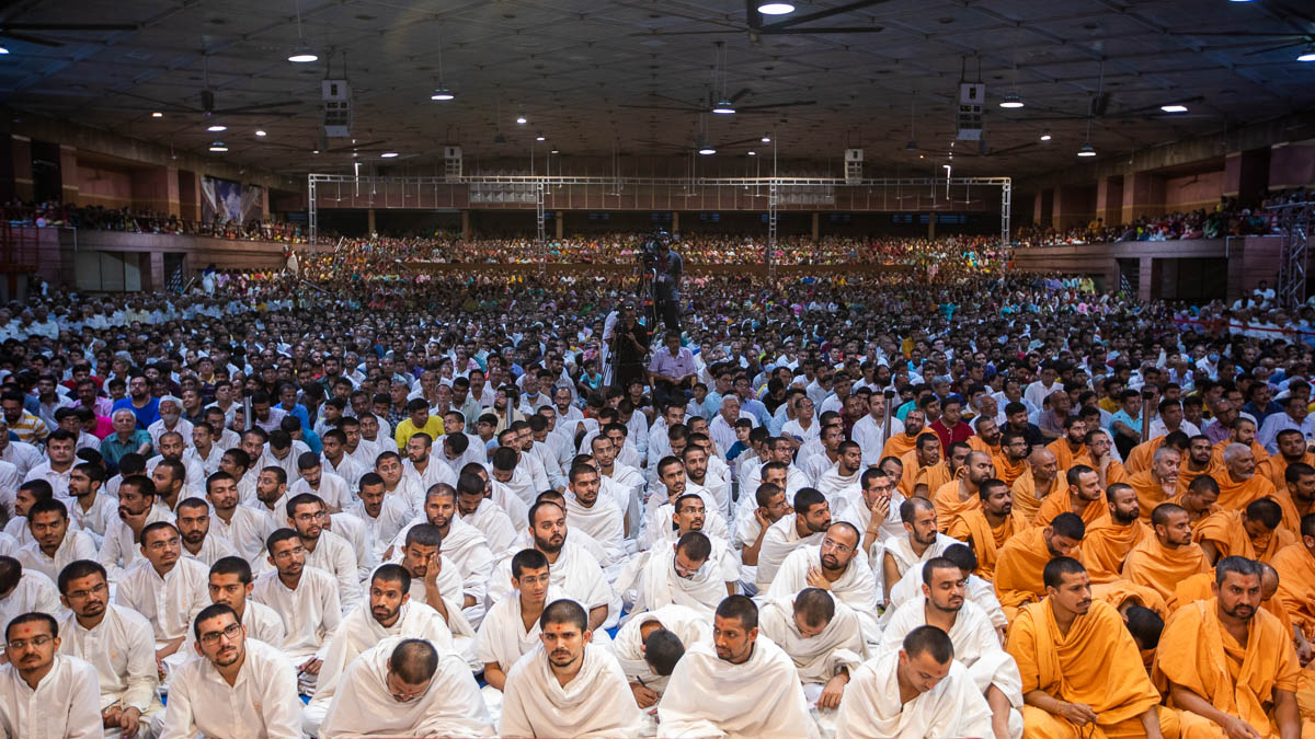 Sadhus, parshads and devotees during the assembly