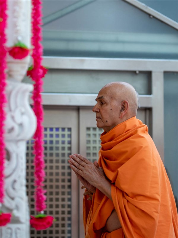 Param Pujya Mahant Swami Maharaj engrossed in darshan