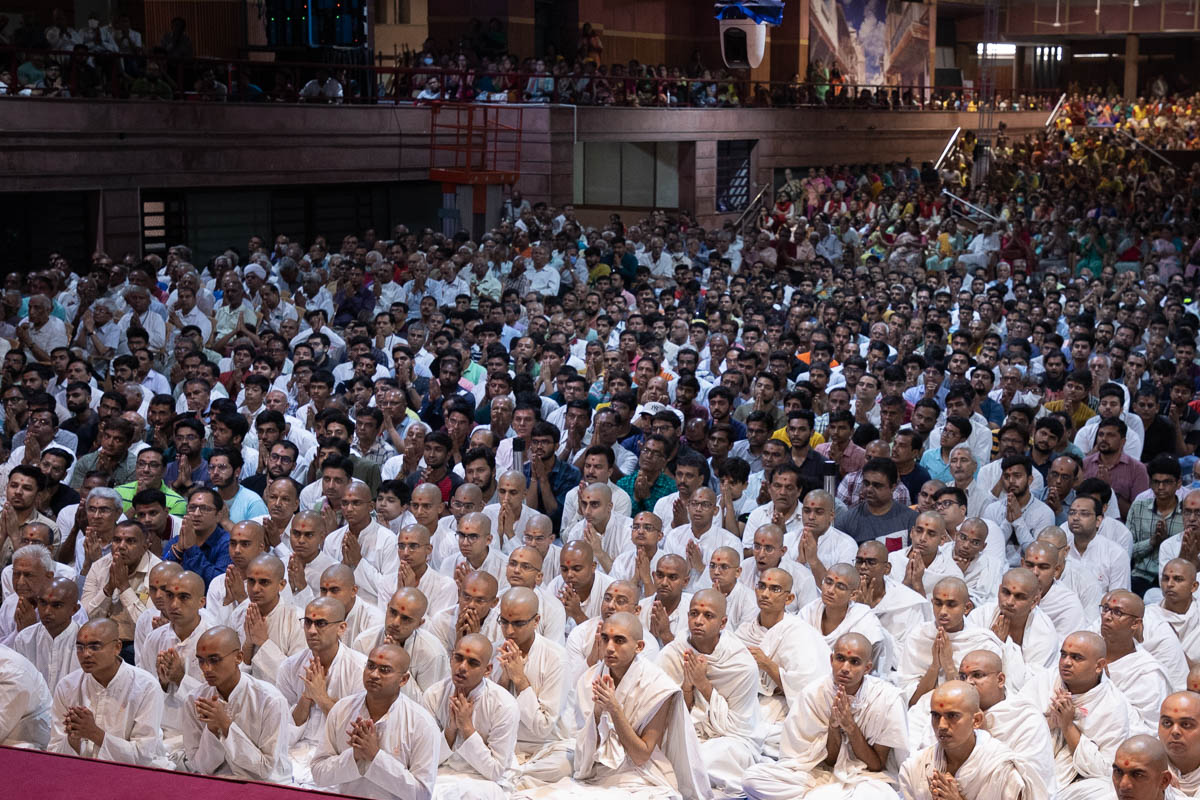 Parshads, sadhaks and devotees doing darshan of Swamishri