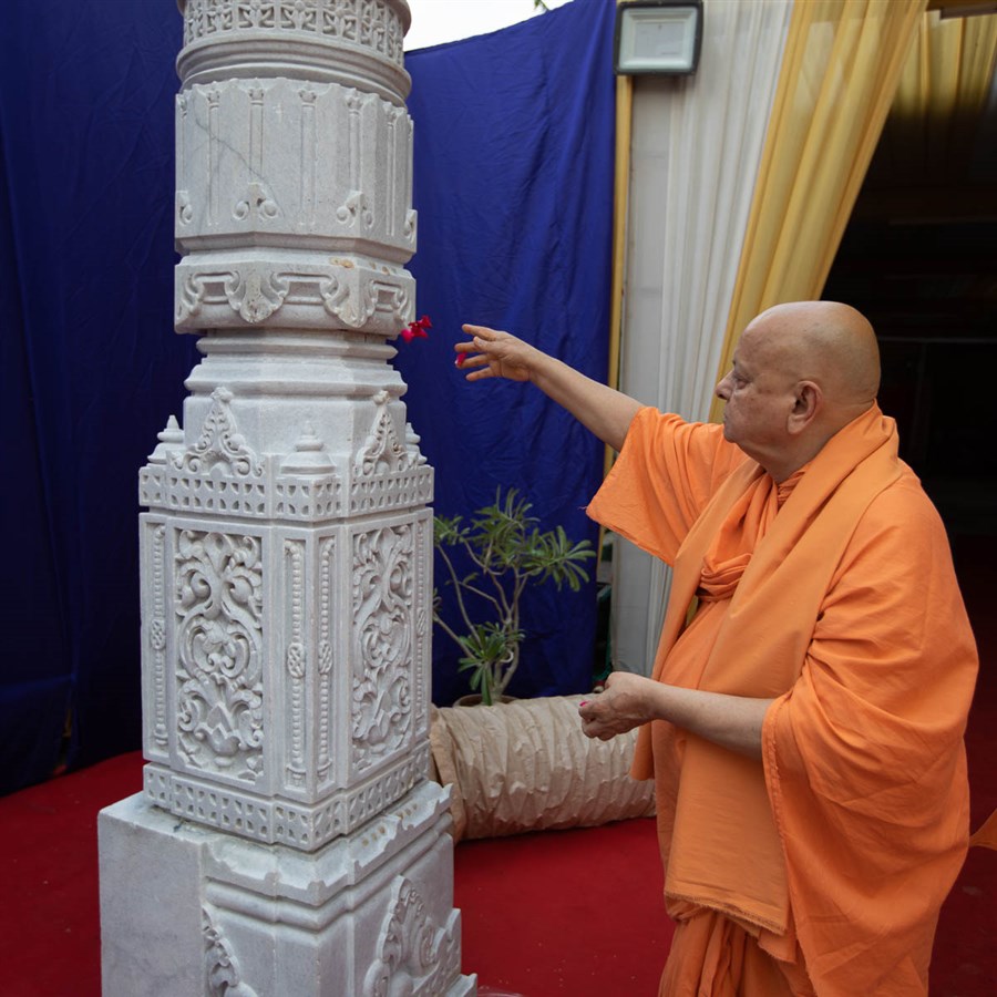 Pujya Ishwarcharan Swami performs pujan of the pillar