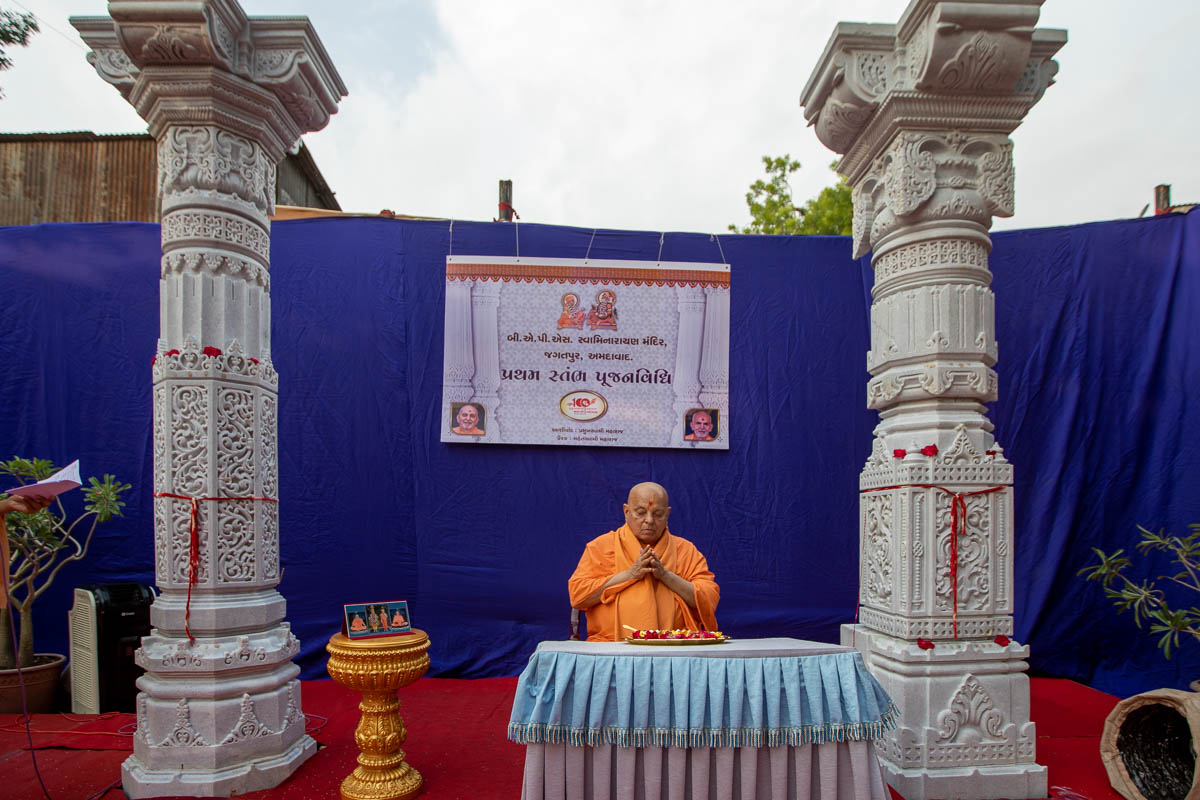 Pujya Ishwarcharan Swami performs the rituals
